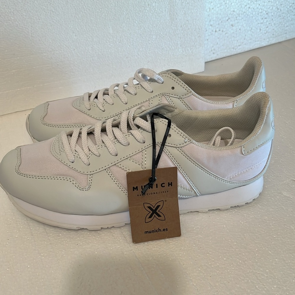 Men’s Munich X shoes, NEW. Size 43 ( 9.5 ). White.